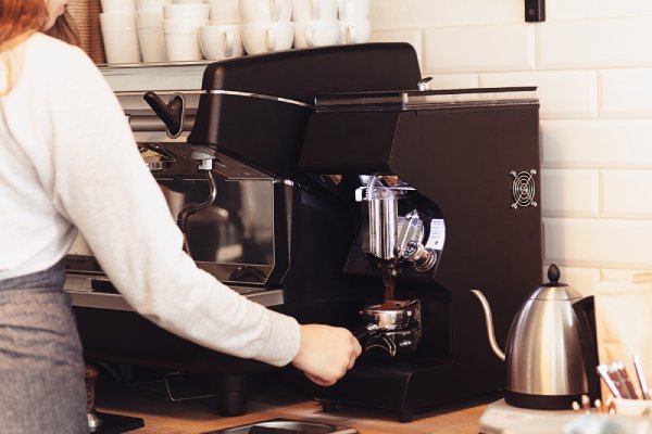 Como escolher uma máquina de café para decorar sua nova casa?